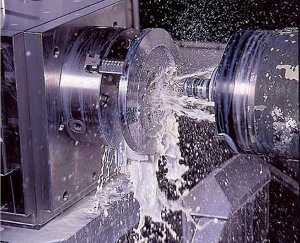 تصویر یک مخزن آب صابون در دستگاه تراش، نگهداری و کنترل کیفیت مخزن آب صابون صنعتی